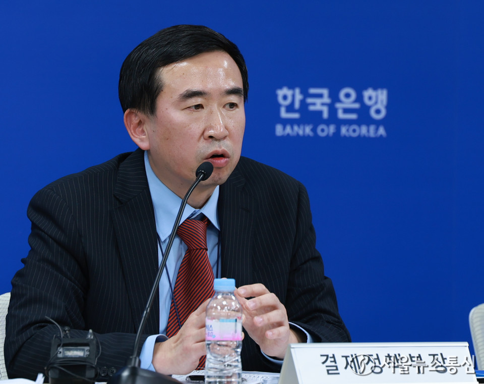 김철 한국은행 금융결제국 결제정책부장이 27일 오후 서울 중구 한국은행에서 열린 '디지털 시대의 화폐, 기술과 신뢰의 조화: 원화 스테이블코인의 주요 이슈와 대응방안' 기자간담회에서 발언하고 있다. (사진=한국은행 제공) 2025.10.27, snakorea.rc@gmail.com , *재판매 및 DB 금지