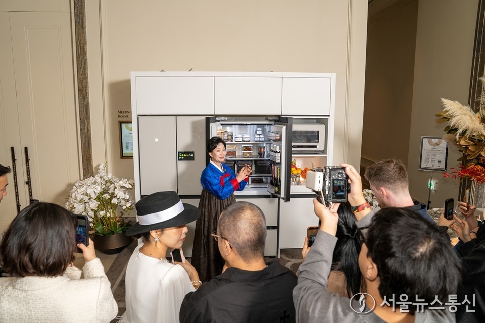 삼성전자가 지난 27일 인천 파라다이스시티에서 열린 ‘라 리스트(La Liste) 2026’ 시상식에서 주방 경험을 혁신하는 다양한 비스포크 AI 가전을 선보였다. 사진은 이하연 명인이 ‘라 리스트 2026’ 시상식에 마련된 삼성전자 AI 가전 전시에서 ‘비스포크 AI 김치플러스 키친핏 맥스’의 기능을 시연하고 있다. (사진=삼성전자 제공) 2025.10.28, snakorea.rc@gmail.com , *재판매 및 DB 금지