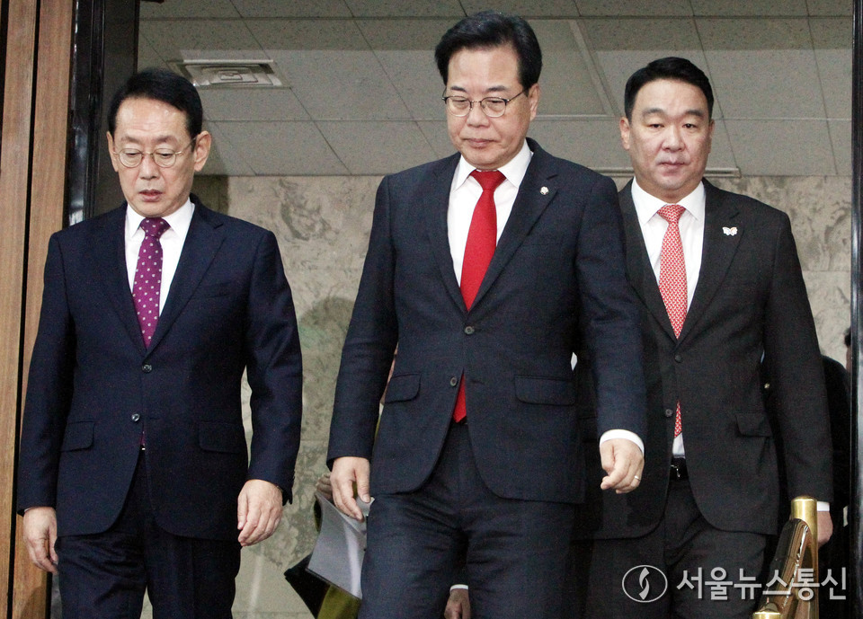 송언석 국민의힘 원내대표와 지도부가 28일 오전 서울 여의도 국회에서 열린 국정감사 대책회의에 참석하고 있다. 앞줄 왼쪽부터 김도읍 정책위의장, 송 원내대표, 정희용 사무총장. (사진=이민희 기자) 2025.10.28, snakorea.rc@gmail.com , *재판매 및 DB 금지