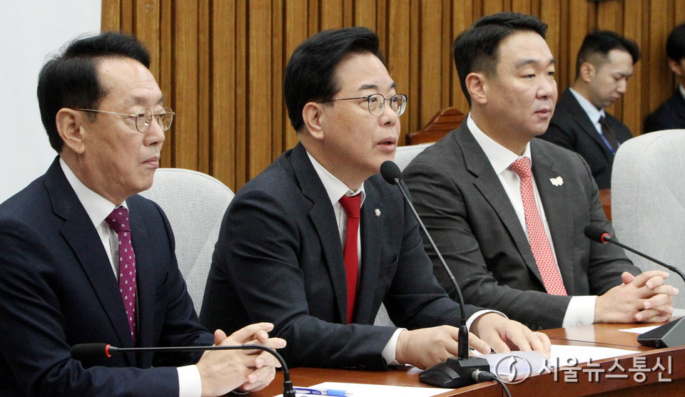 송언석 국민의힘 원내대표가 28일 오전 서울 여의도 국회에서 열린 국정감사 대책회의에서 발언하고 있다. (사진=이민희 기자) 2025.10.28, snakorea.rc@gmail.com , *재판매 및 DB 금지