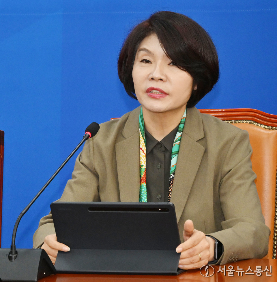 한정애 더불어민주당 정책위의장이 28일 서울 여의도 국회에서 열린 국정감사 대책회의에서 발언을 하고 있다. (사진=신현성 기자) 2025.10.28, snakorea.rc@gmail.com , *재판매 및 DB 금지