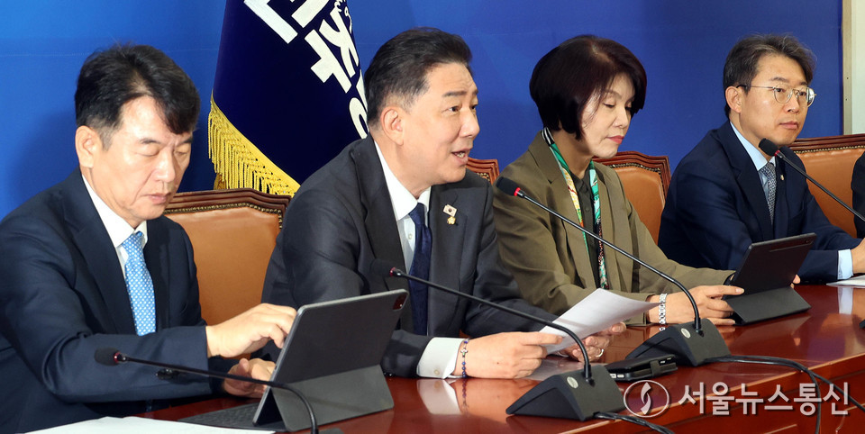 김병기 더불어민주당 원내대표가 28일 서울 여의도 국회에서 열린 국정감사 대책회의에서 발언을 하고 있다. (사진=신현성 기자) 2025.10.28, snakorea.rc@gmail.com , *재판매 및 DB 금지