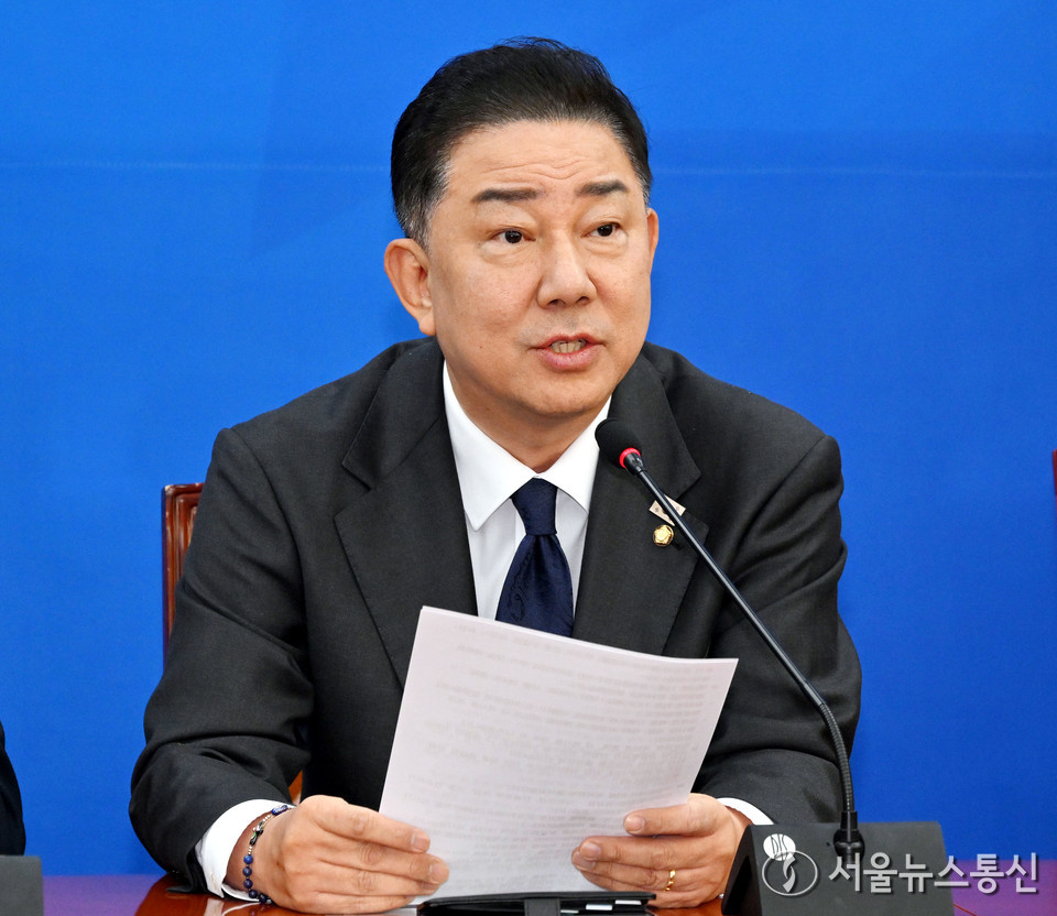 김병기 더불어민주당 원내대표가 28일 서울 여의도 국회에서 열린 국정감사 대책회의에서 발언을 하고 있다. (사진=신현성 기자) 2025.10.28, snakorea.rc@gmail.com , *재판매 및 DB 금지