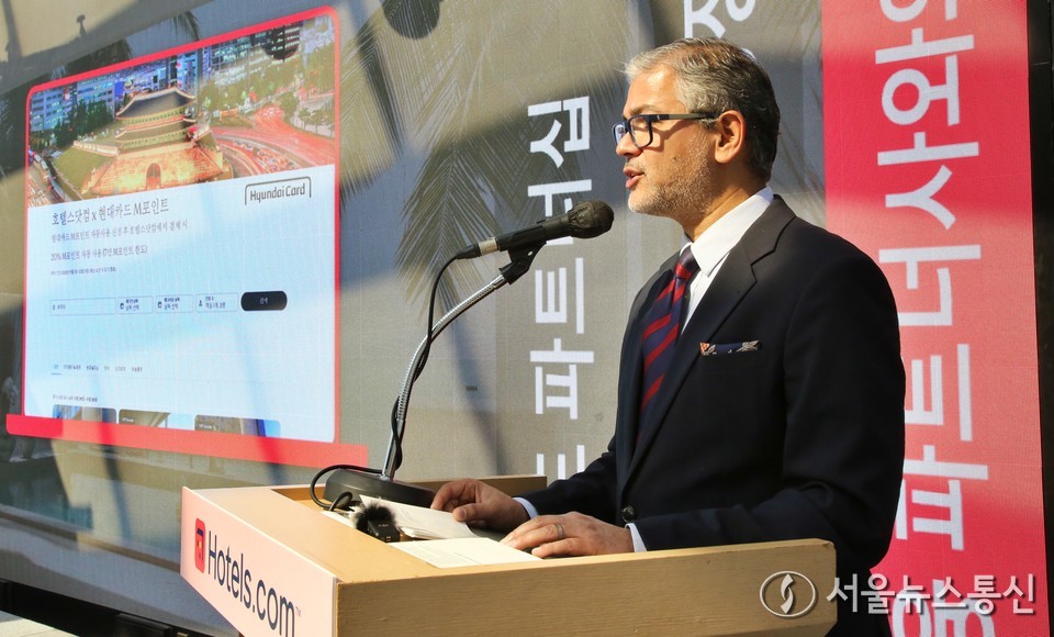 하리 나이르 호텔스닷컴 수석 부사장 겸 총괄이 28일 오전 서울 풀만 앰배서더 호텔에서 열린 '호텔스닷컴 언팩 '26 (Unpack '26) 미디어 행사에서 인사말을 하고 있다. (사진=신현성 기자) 2025.10.28, snakorea.rc@gmail.com , *재판매 및 DB 금지