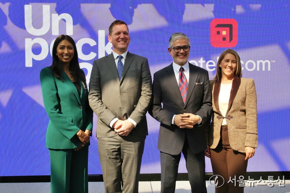 28일 오전 서울 풀만 앰배서더 호텔에서 '호텔스닷컴 언팩 '26 (Unpack '26) 미디어 행사가 열리고 있다. 왼쪽부터 라비니아 라자람 익스피디아 그룹 글로벌 브랜드 커뮤니케이션 및 아시아 지역 PR 디렉터, 조쉬 템플린 호텔스닷컴 프로덕트 관리 부사장, 하리 나이르 호텔스닷컴 수석 부사장 겸 총괄, 에이미 페리스 호텔스닷컴 마케팅 부사장. 2025.10.28, snakorea.rc@gmail.com , *재판매 및 DB 금지