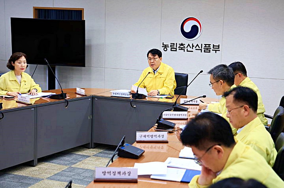 고병원성 조류인플루엔자 중앙사고수습본부는 27일 광주광역시 남구 소재 소규모 기타 가금농장(133 마리, 기러기 등 혼합사육)에서 고병원성 조류인플루엔자가 발생(H5N1형)함에 따라 27일 관계기관·지자체 등이 참여하는 방역대책 회의를 개최하고 있다. / 사진 = 농림축산식품부 제공