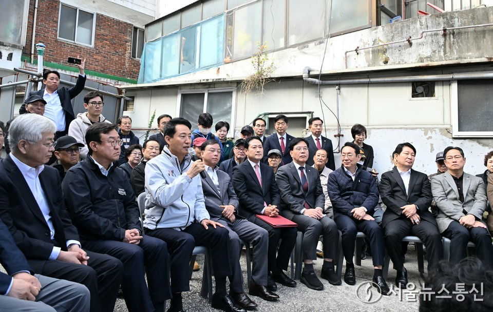 오세훈 서울시장과 국민의힘 지도부가 24일 오전 서울 노원구 상계5 재정비촉진구역 현장을 방문해 주민들과 의견을 나누고 있다. (사진=서울시 제공) 2025.10.24, snakorea.rc@gmail.com , *재판매 및 DB 금지