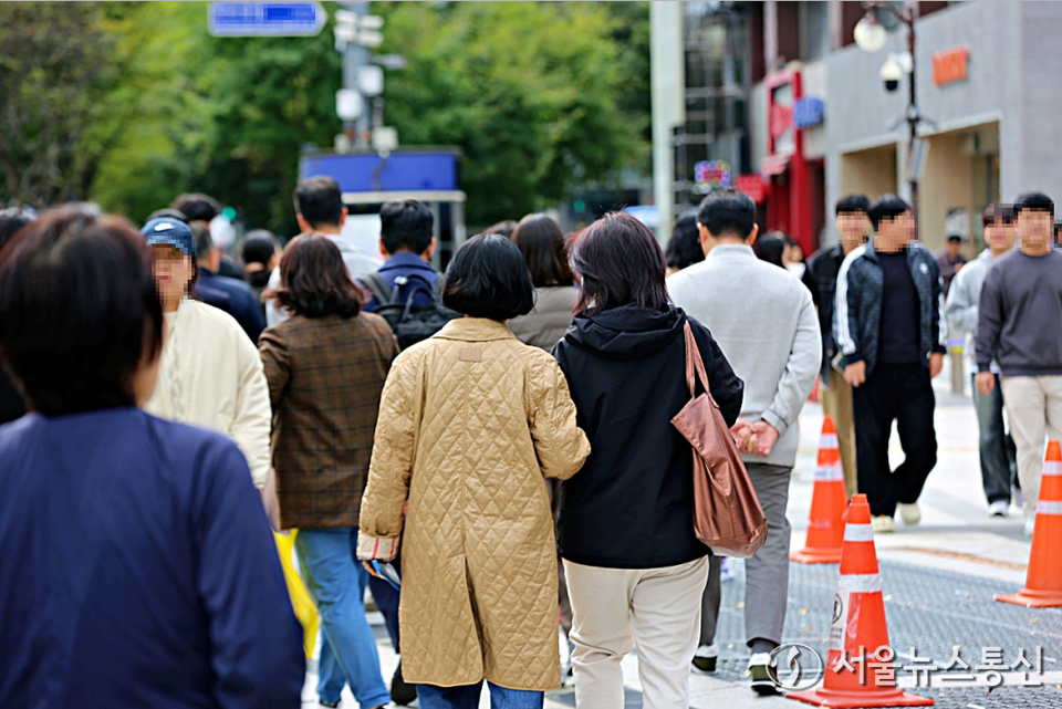 오늘(22일)은 전국이 가끔 구름이 많은 가운데 기온이 낮고, 바람도 강하게 불어 쌀쌀하겠다. (서울시청 인근_2025.10.20) / 사진 = 서울뉴스통신 이성현 기자