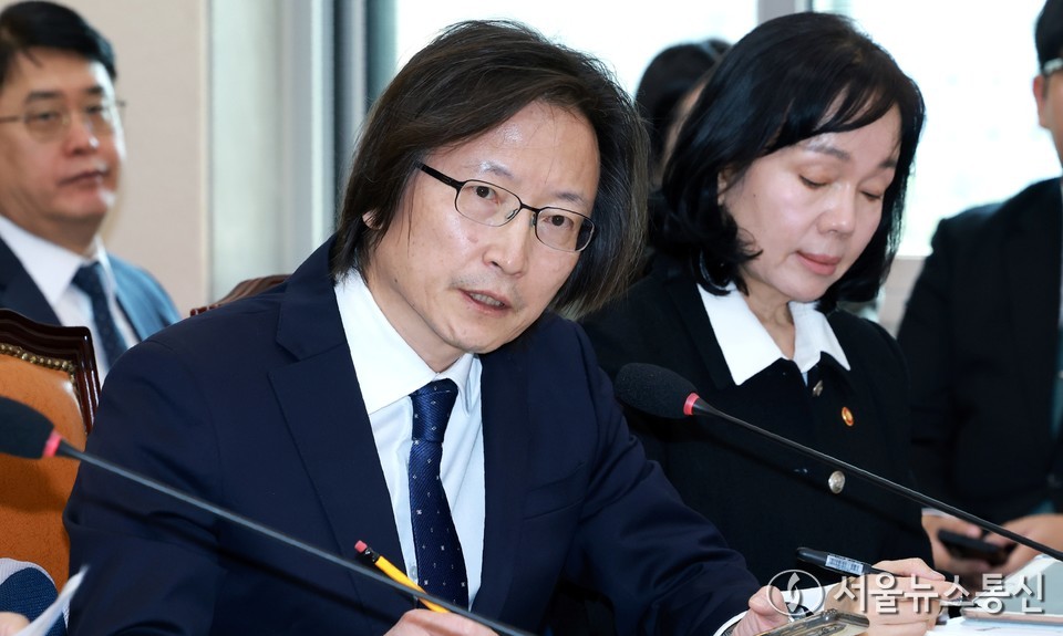 주병기 공정거래위원장이 28일 서울 여의도 국회에서 열린 정무위원회의 국가보훈부, 국무조정실 등 국정감사에서 의원 질의에 답하고 있다. (사진=이민희 기자) 2025.10.28, snakorea.rc@gmail.com , *재판매 및 DB 금지