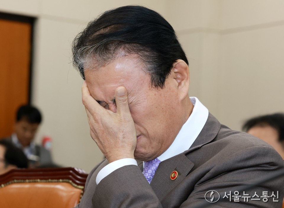 권오을 국가보훈부 장관이 28일 서울 여의도 국회에서 열린 정무위원회의 국가보훈부, 국무조정실 등 종합감사에 출석해 있다. (사진=이민희 기자) 2025.10.28, snakorea.rc@gmail.com , *재판매 및 DB 금지