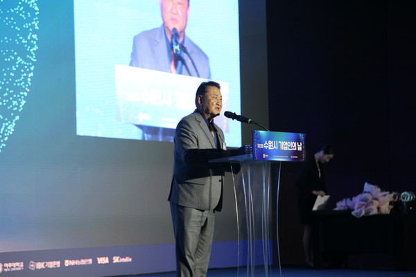 김재옥 수원상공회의소 회장이 개회사를 하고 있다.