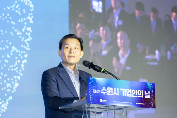 이재준 수원특례시장이 환영사를 하고 있다.