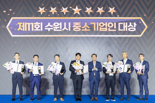 제11회 수원시 중소기업인 대상 시상식에서 이재준 시장과 7인의 우수 기업인이 수상 후 기념사진을 촬영하고 있다.