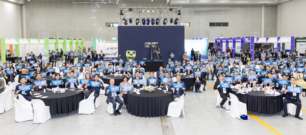 제11회 수원시 중소기업인 대상 시상식에서 이재준 시장과 7인의 우수 기업인이 수상 후 기념사진을 촬영하고 있다.