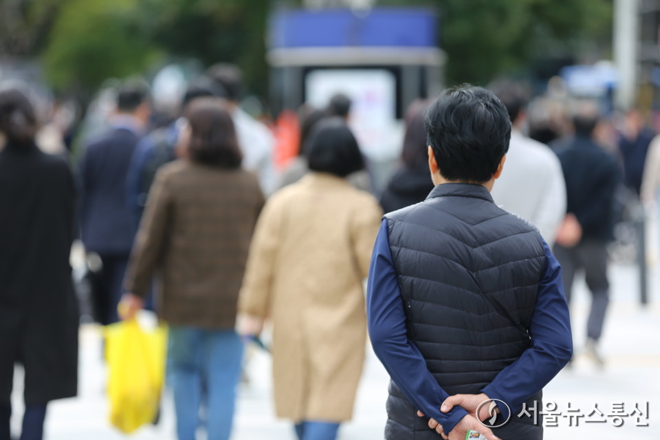 내일(29일)은 전국이 대체로 맑은 가운데 아침까지 기온이 낮아 춥겠으나 낮에는 평년 기온을 회복하겠다. 사진은 20일 서울시청 인근 (사진=이성현 기자) 2025.10.21, snakorea.rc@gmail.com , *재판매 및 DB 금지