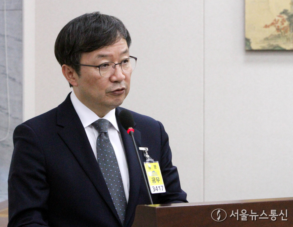 김영태 서울대학교 병원장이 28일 서울 여의도 국회 교육위원회에서 열린 서울대-서울대병원 등에 대한 국정감사에서 업무보고하고 있다. (사진=신현성 기자) 2025.10.28, snakorea.rc@gmail.com , *재판매 및 DB 금지