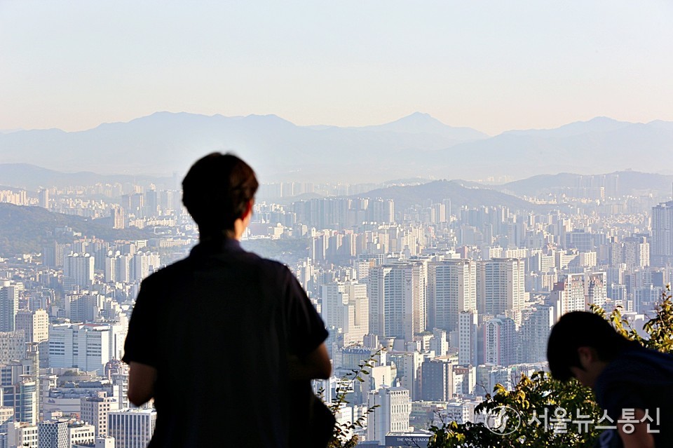 28일 오전 서울 중구 남산에서 바라본 서울 아파트 모습 (2025.10.28) / 사진 = 서울뉴스통신 이성현 기자