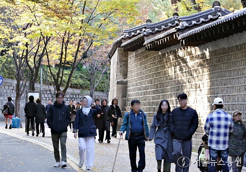 오늘(29일)은 전국이 대체로 맑은 가운데 아침까지 기온이 낮아 춥겠다. (덕수궁돌담길 걷는 사람들) / 사진 = 서울뉴스통신 이성현 기자