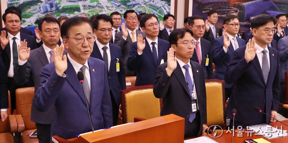 김윤덕 국토교통부 장관이 13일 오전 서울 여의도 국회에서 열린 국토교통위원회 국정감사에서 선서하고 있다. (2025.10.13) / 사진 = 서울뉴스통신 이민희 기자 