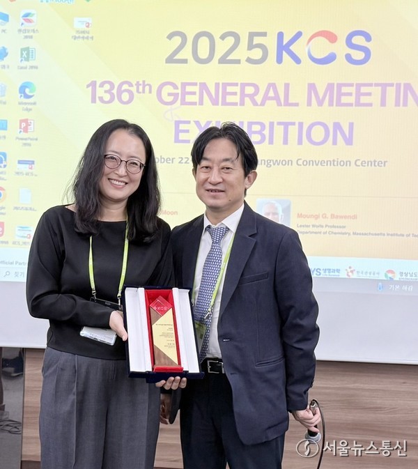국립한밭대학교 화학생명공학과 최진실 교수(왼쪽)가 대한화학회 136회 학술발표회와 총회에서 ‘젊은재료화학자상’을 수상하고 기념촬영하고 있다. / 사진 = 국립한밭대 제공 2025.10.29, snakorea.rc@gmail.com , *재판매 및 DB 금지