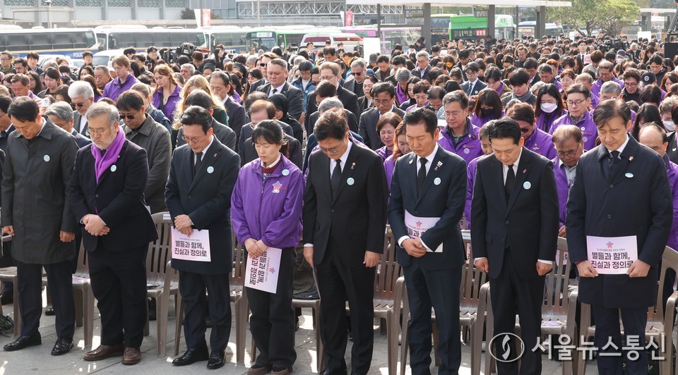 김민석 국무총리(왼쪽 세번째)가 29일 서울 종로구 광화문광장에서 열린 10.29 이태원 참사 3주기 기억식에서 묵념을 하고 있다.  앞줄 왼쪽부터 오세훈 서울시장, 송기춘 이태원참사 특조위원장, 김 총리, 송해진 이태원 참사 유가족 운영위원장, 우원식 국회의장, 정청래 더불어민주당 대표, 장동혁 국민의힘 대표, 조국 조국혁신당 비상대책위원장. 2025.10.29, snakorea.rc@gmail.com , *재판매 및 DB 금지