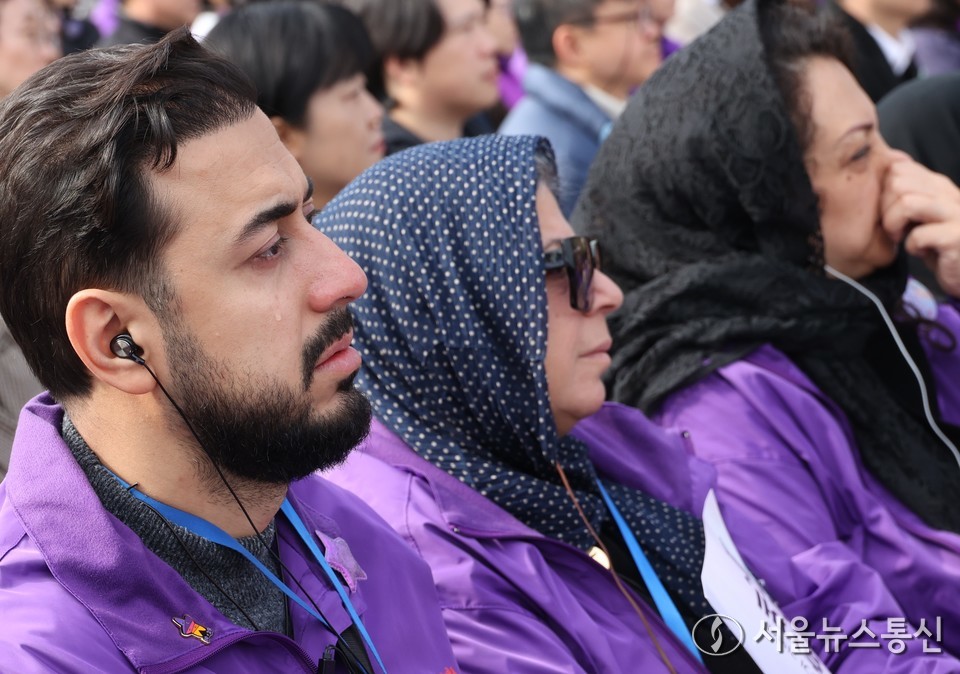 29일 서울 종로구 광화문광장에서 열린 10.29 이태원 참사 3주기 기억식에서 외국인 희생자 유가족들이 눈물을 흘리고 있다. 2025.10.29, snakorea.rc@gmail.com , *재판매 및 DB 금지