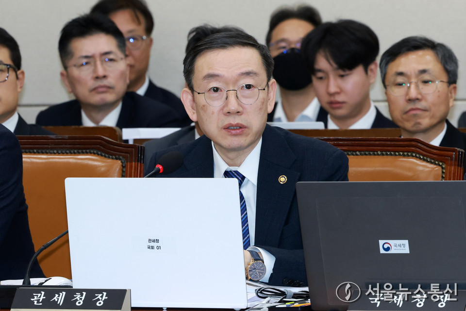 이명구 관세청장이 29일 서울 여의도 국회에서 열린 기획재정위원회 국정감사에서 의원 질의에 답하고 있다. 2025.10.29, snakorea.rc@gmail.com , *재판매 및 DB 금지