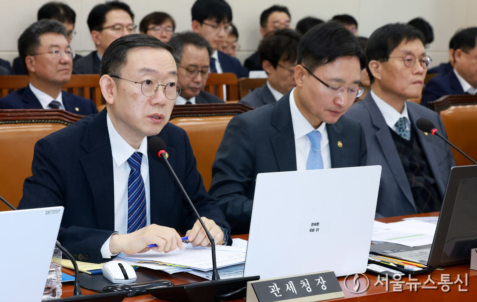 이명구 관세청장이 29일 서울 여의도 국회에서 열린 기획재정위원회 국정감사에서 의원 질의에 답하고 있다. 2025.10.29, snakorea.rc@gmail.com , *재판매 및 DB 금지