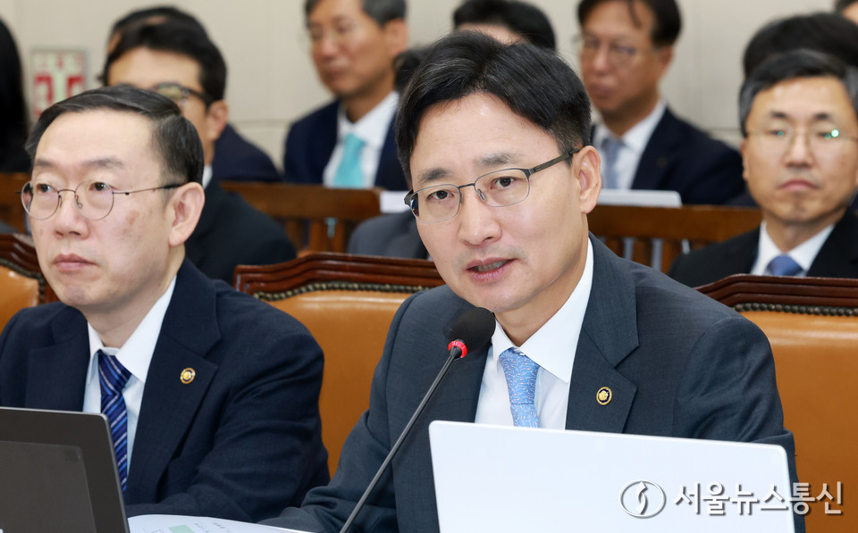 임광현 국세청장이 29일 서울 여의도 국회에서 열린 기획재정위원회 국정감사에서 의원 질의에 답하고 있다. 2025.10.29, snakorea.rc@gmail.com , *재판매 및 DB 금지