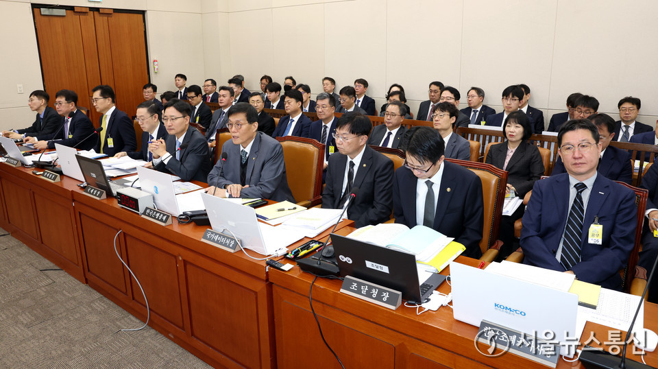 이창용 한국은행총재가 29일 서울 여의도 국회에서 열린 기획재정위원회 국정감사에서 질의에 답하고 있다. 2025.10.29, snakorea.rc@gmail.com , *재판매 및 DB 금지