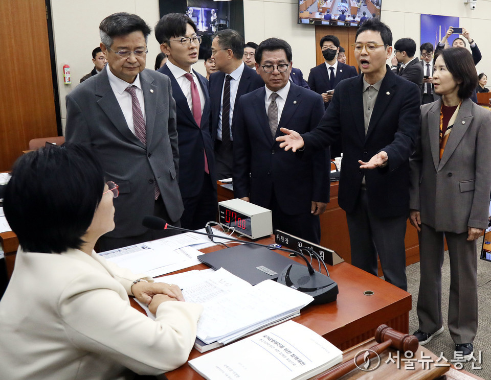 29일 오후 서울 여의도 국회 과학기술정보방송통신위원회에서 열린 과학기술정보통신부 등에 대한 국정감사에서 최민희 위원장이 국민의힘 의원들로부터 사퇴요구를 받고 있다. 2025.10.29, snakorea.rc@gmail.com , *재판매 및 DB 금지