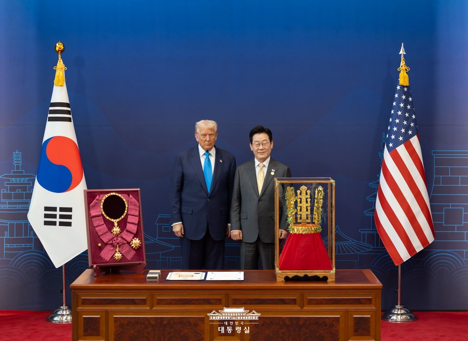 이재명 대통령이 29일 경북 경주박물관에서 도널드 트럼프 미국 대통령에게 무궁화 대훈장을 수여한 뒤 기념 촬영을 하고 있다. (2025.10.29) / 사진 = 대통령실
