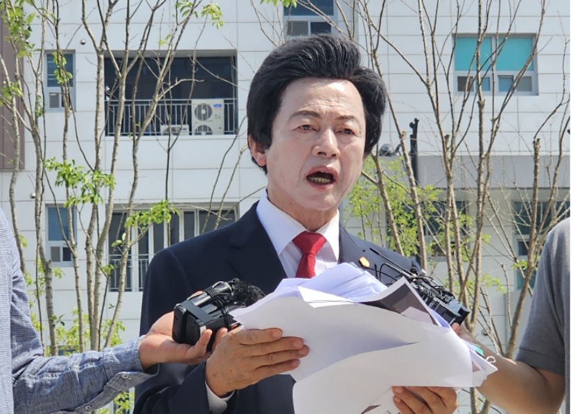 허경영 국가혁명당 명예대표가 19일 오후 경찰의 2차 조사를 앞두고 경기북부경찰청 앞에서 자신의 입장을 밝히고 있다. (2024.07.19) 