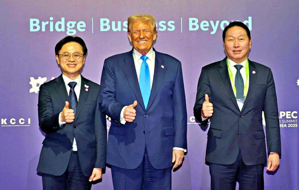 도널드 트럼프 미국 대통령이 29일 경북 경주예술의전당에서 열린 아시아태평양경제협력체(APEC) CEO 써밋에서 특별연설을 하기 앞서 김정관 산업통상자원부 장관, 최태원 대한상공회의소 회장과 기념촬영 하고 있다. (2025.10.29) / 사진 = 대한상공회의소 제공 