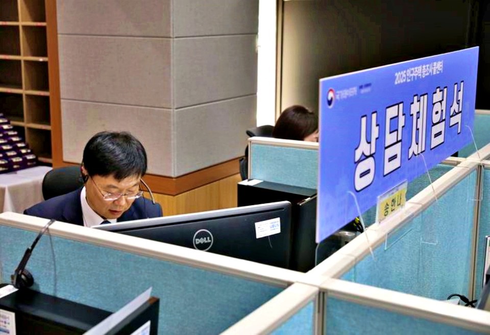 안형준 국가데이터처장이 지난 16일 '2025 인구주택총조사' 콜센터에서 상담시연을 하고 있다. (2025.10.16) / 사진 = 데이터처 제공