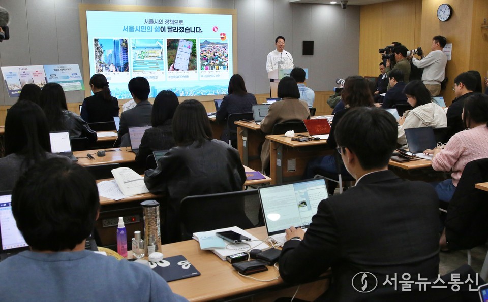 오세훈 서울시장이 30일 오전 서울 중구 서울시청 브리핑룸에서 2026년 서울특별시 예산안 관련 브리핑을 하고 있다. 2025.10.30, snakorea.rc@gmail.com , *재판매 및 DB 금지
