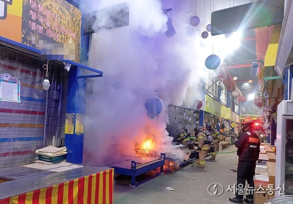 대전 서구 도마큰시장애서 발생한 화재. / 사진 = 대전소방본부 제공2025.10.30, snakorea.rc@gmail.com , *재판매 및 DB 금지