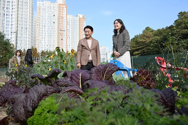 김동근 시장이 29일 ‘민락 힐링 텃밭정원, 텃밭 가꾸기 콘테스트’ 시상식에서 민락 힐링 텃밭정원을 둘러보고 있다.