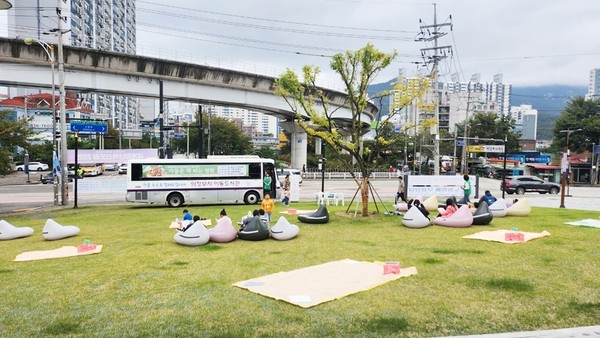 지난 18일 직공근린공원 진입광장과 25일 빛뜰문화공원에서 행사를 열었으며, 선선한 날씨 속에서도 많은 시민들이 참여해 가을 정취를 즐겼다.