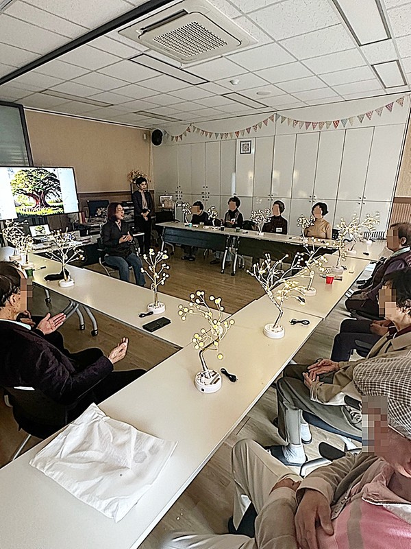 의정부시 보건소 치매안심센터는 65세 이상 지역 주민을 대상으로 5월부터 10월까지 6개월간 흥선·호원치매안심센터에서 치매예방 문화예술치유 프로그램 ‘마음치유 봄처럼’을 운영했다.