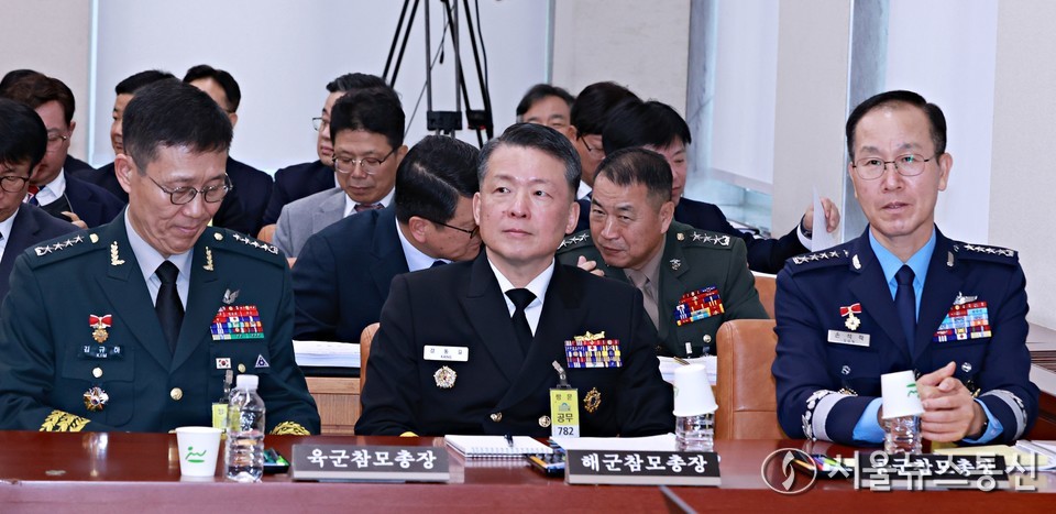 김규하(왼쪽부터) 육군참모총장, 강동길 해군참모총장, 손석락 공군참모총장이 30일 오전 서울 여의도 국회 국방위원회에서 열린 국방부에 대한 종합감사에 출석해 있다. 2025.10.30, snakorea.rc@gmail.com , *재판매 및 DB 금지