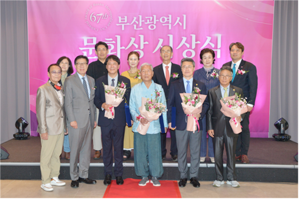 부산시는 자신의 분야에서 묵묵히 한길을 걸으며 부산 문화발전을 위해 헌신적으로 노력한 6명을 ‘제68회 부산시 문화상’ 수상자로 선정했다고 밝혔다.