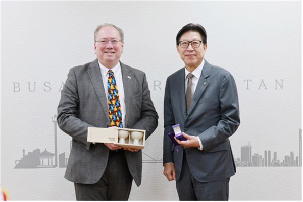 부산시는 29일 '마이클 마이넬리' 영국 지옌 회장을 만나 시와 영국 간의 경제․금융 협력 및 발전 방안 등을 논의했다고 밝혔다.