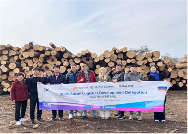 부산시는 극동 및 유라시아 신흥시장으로 향하는 새로운 수출길을 열고 부산-훈춘-블라디보스토크를 잇는 물류 벨트 구축 기반을 마련했다. 러시아 최대 규모 제조업체 LOZHKA PLYUS 시찰.