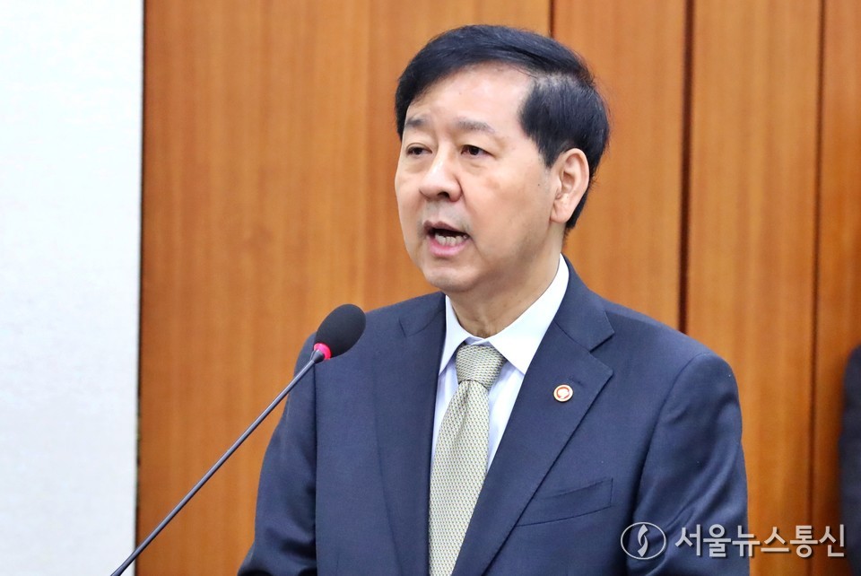 구윤철 경제부총리 겸 기획재정부 장관이 30일 서울 여의도 국회에서 열린 기획재정위원회의 기획재정부 등에 대한 종합감사에서 업무보고를 하고 있다. 2025.10.30, snakorea.rc@gmail.com , *재판매 및 DB 금지