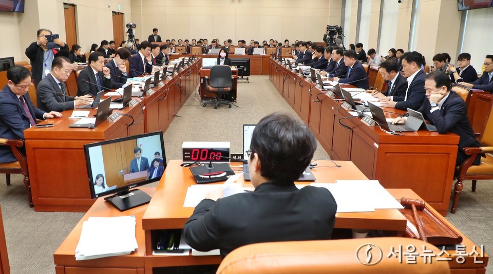 30일 서울 여의도 국회에서 기획재정위원회의 기획재정부 등에 대한 종합감사가 열리고 있다. 2025.10.30, snakorea.rc@gmail.com , *재판매 및 DB 금지