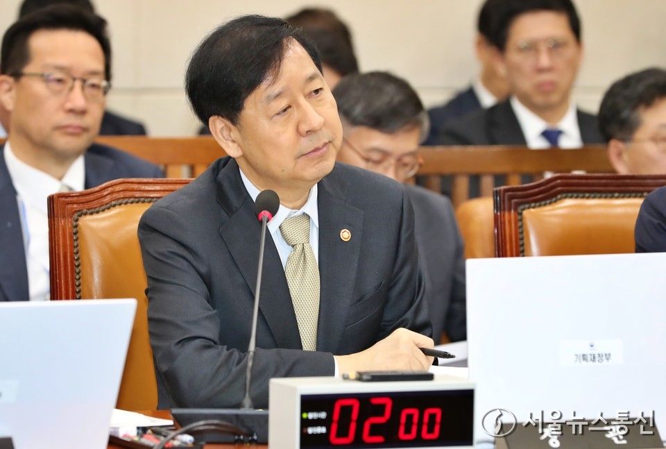 구윤철 경제부총리 겸 기획재정부 장관이 30일 서울 여의도 국회에서 열린 기획재정위원회의 기획재정부 등에 대한 종합감사에서 의원 질의를 듣고 있다. 2025.10.30, snakorea.rc@gmail.com , *재판매 및 DB 금지