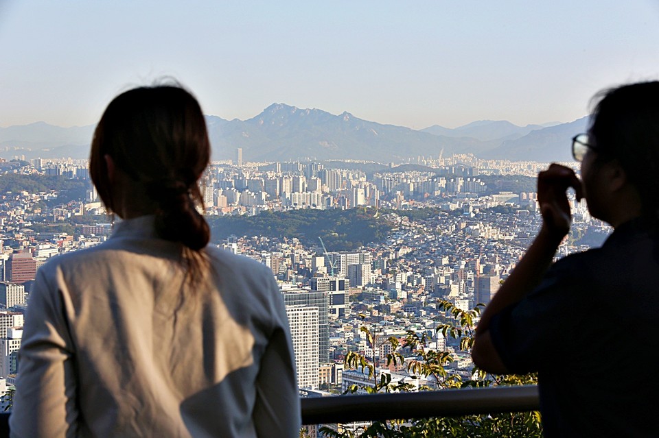 28일 오전 서울 중구 남산에서 바라본 서울 아파트 모습 (2025.10.28) / 사진 = 서울뉴스통신 이성현 기자
