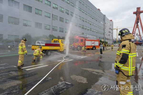 26일 영암군 삼호읍 소재 삼호조선소 내에서 전기차 화재대응 합동훈련 모습 (사진은 기사와 모관) / 사진 = 영암소방서