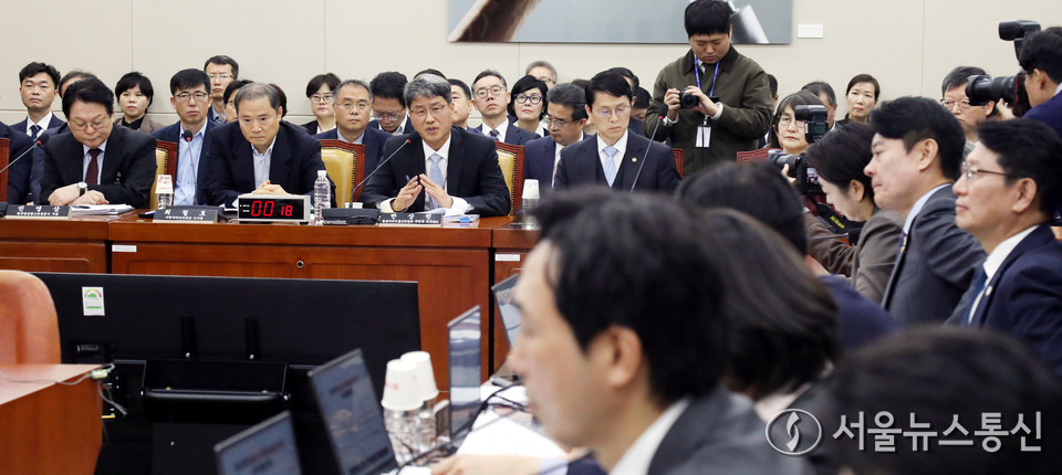 반상권 방송미디어통신위원회 위원장 직무대리가 30일 서울 여의도 국회에서 열린 과학기술정보방송통신위원회 국정감사에서 질의에 답하고 있다. 2025.10.30, snakorea.rc@gmail.com , *재판매 및 DB 금지